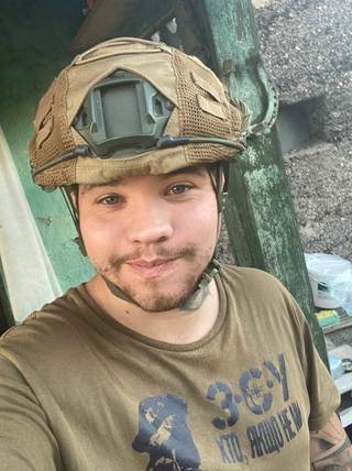 Зображення, що містить Обличчя людини, особа, одежа, чоловік

Вміст на основі ШІ може бути неправильним.